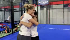 La gioia e l’abbraccio tra Chiara Pappacena e Giulia Sussarello dopo aver riscritto la storia del padel italiano