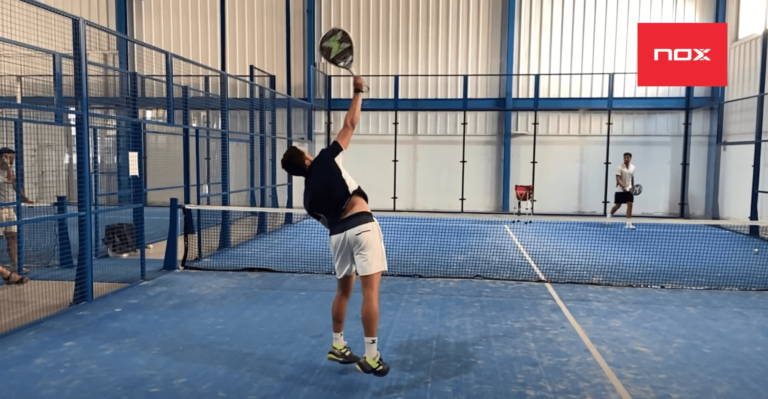 Smash lungolinea nel padel: tecnica e tattica