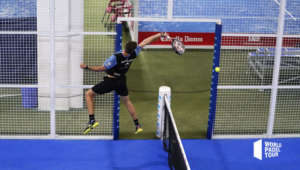 Quando posso invadere il campo avversario nel padel?