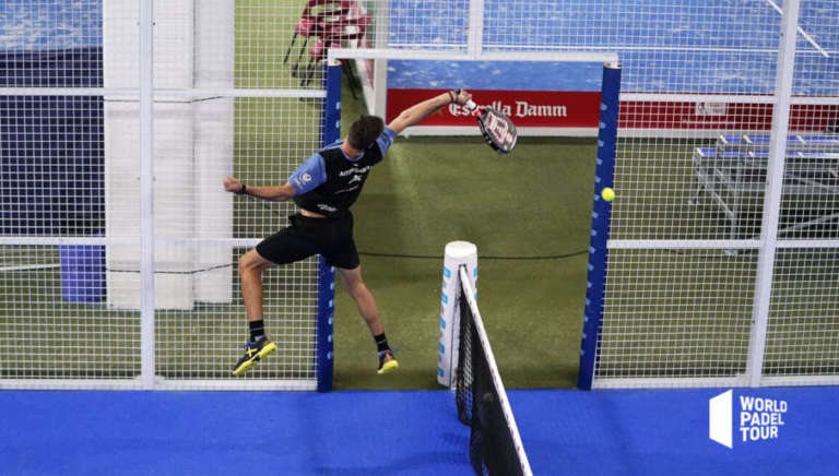 Quando posso invadere il campo avversario nel padel?