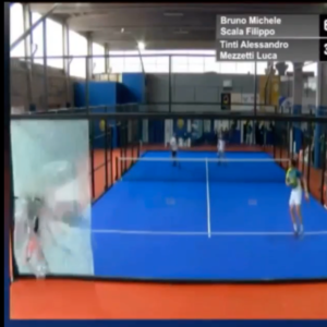 Che spavento per Alessandro Tinti! Per salvare una palla sfonda il vetro