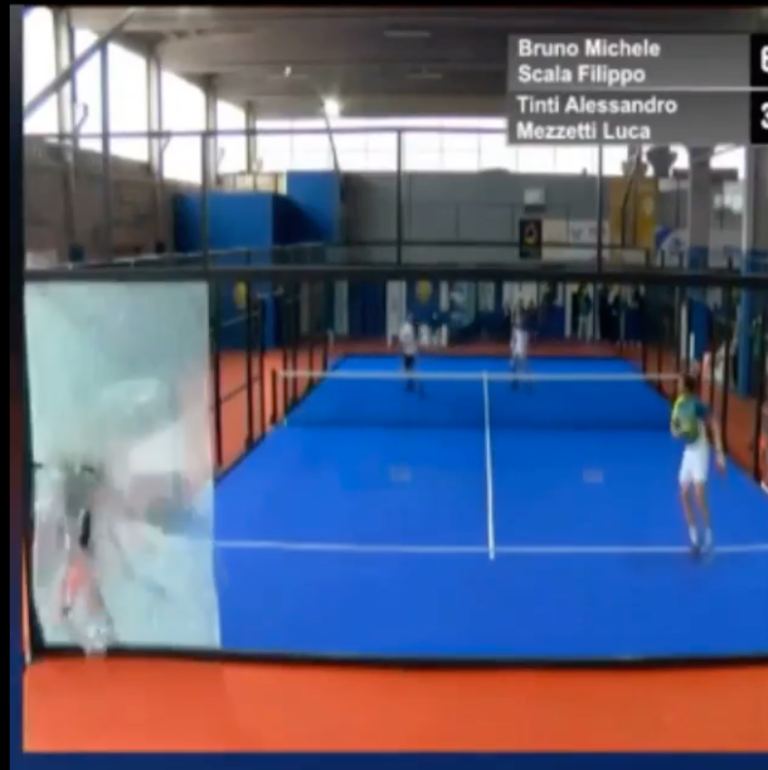 Che spavento per Alessandro Tinti! Per salvare una palla sfonda il vetro