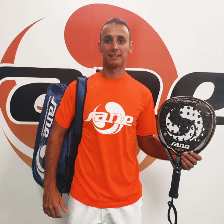 Juan Restivo firma per Sane