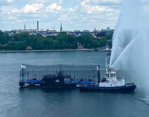 Il campo da padel galleggiante arriva a Stoccolma, già in campo i primi giocatori