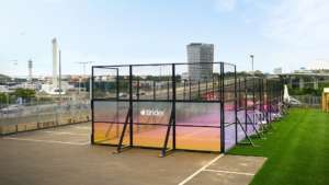 Sei single e ti piace il padel? Tinder apre a Stoccolma un campo da padel dove incontrare l’anima gemella