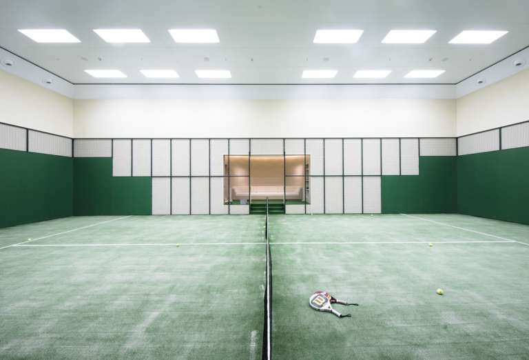 Aviva, lo yacht di Joe Lewis, il primo ad avere anche un campo da padel