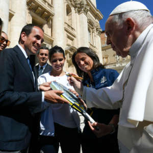 La Racchetta Solidale firmata da Papa Francesco a sostegno di 500 famiglie povere